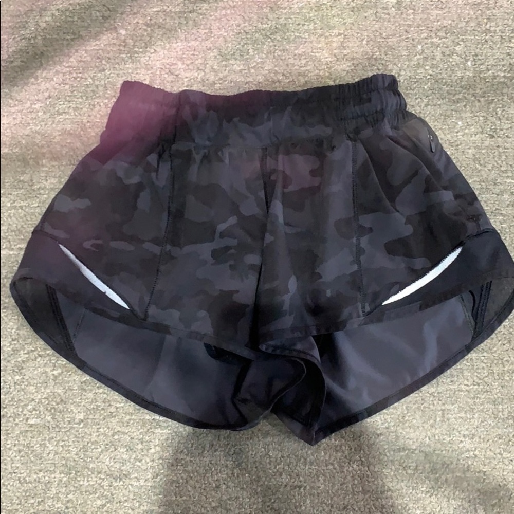 Lululemon Hotty Hot Shorts size 2 Inseem 2.5